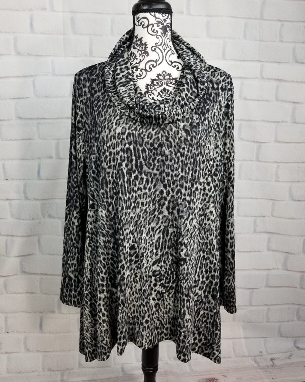 Chicos women's cowl neck stretch knit animal print long sleeve top size 1 b09a